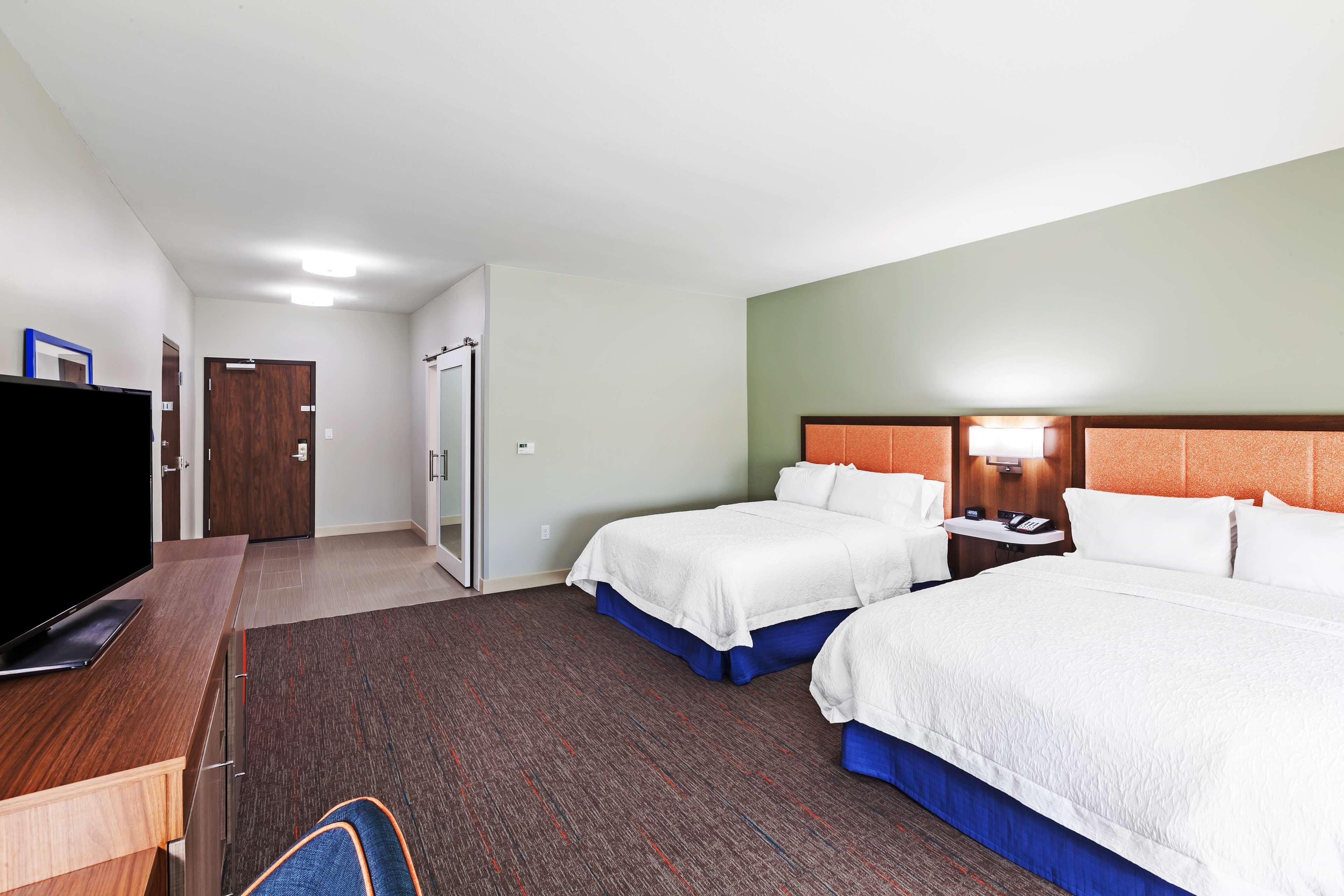 Hampton Inn Озона Екстериор снимка