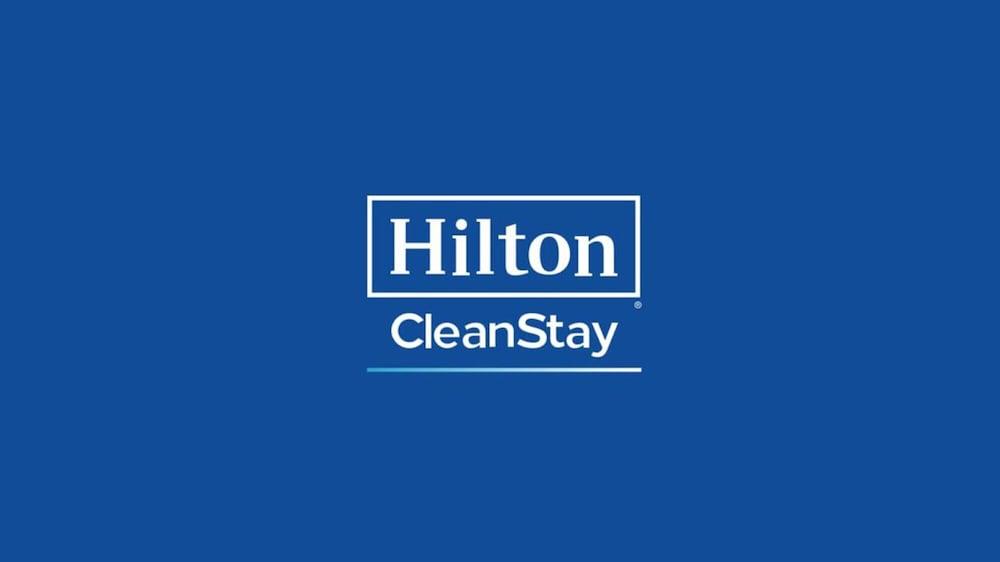 Hampton Inn Озона Екстериор снимка