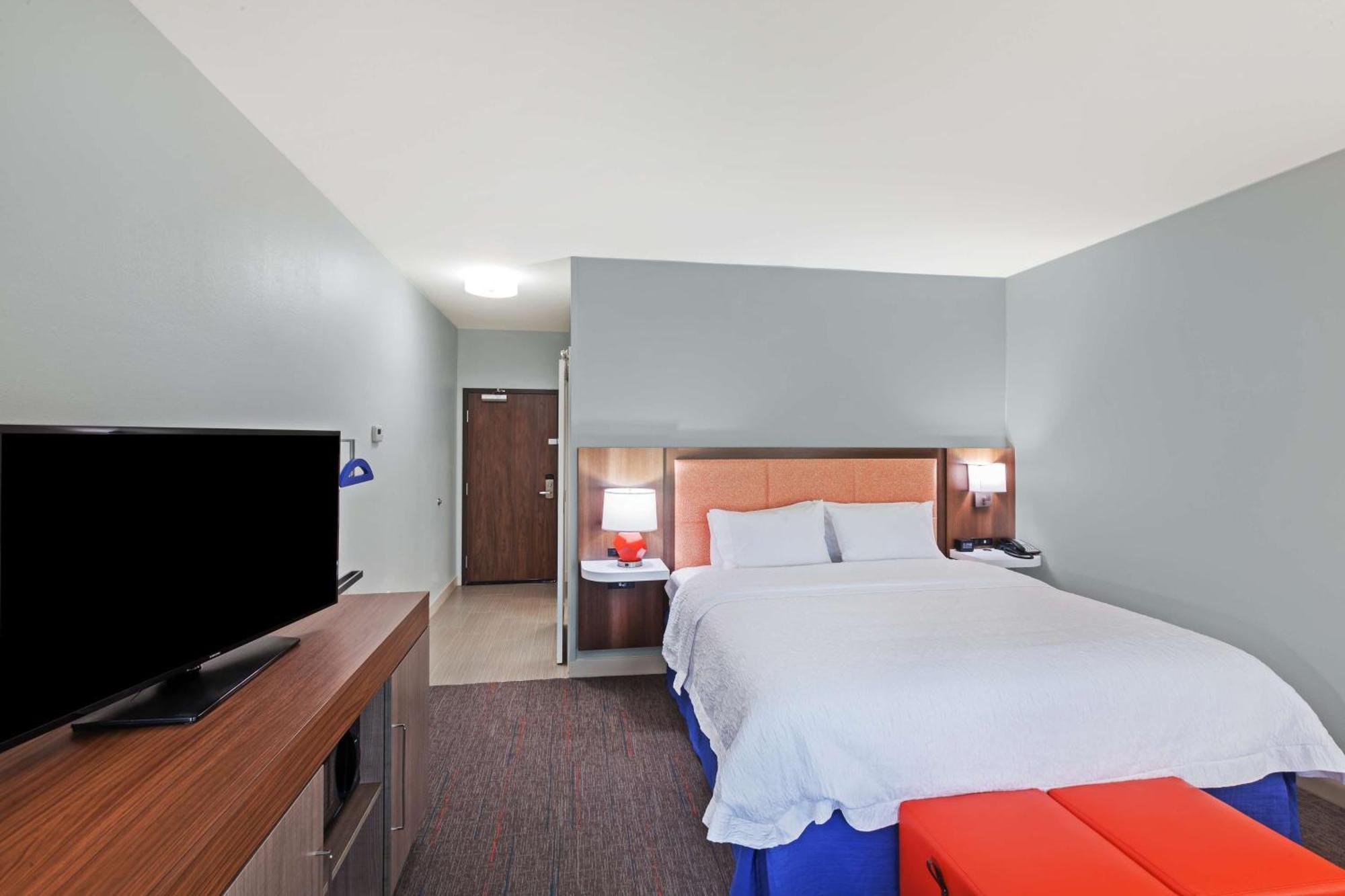 Hampton Inn Озона Екстериор снимка