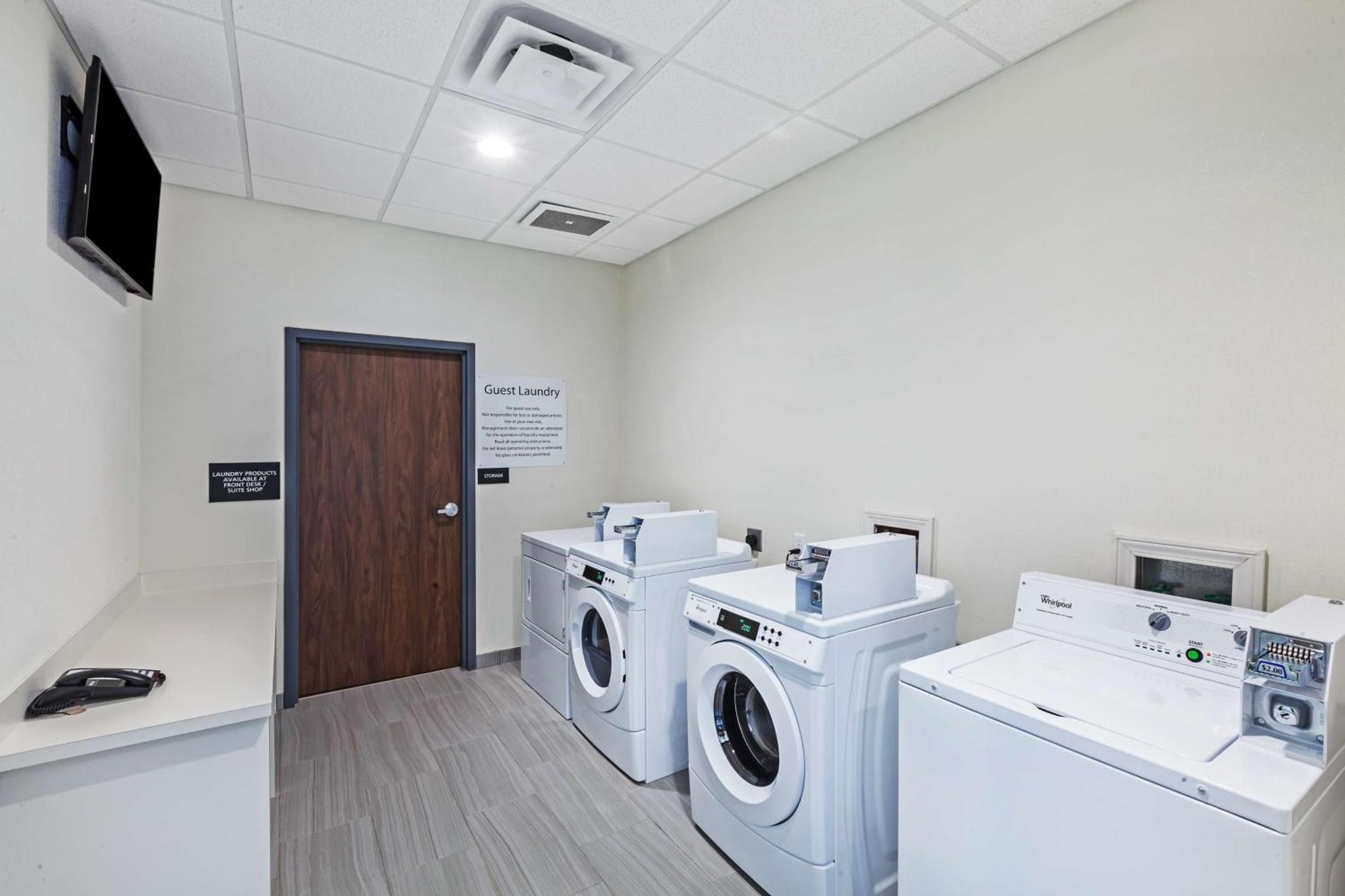 Hampton Inn Озона Екстериор снимка