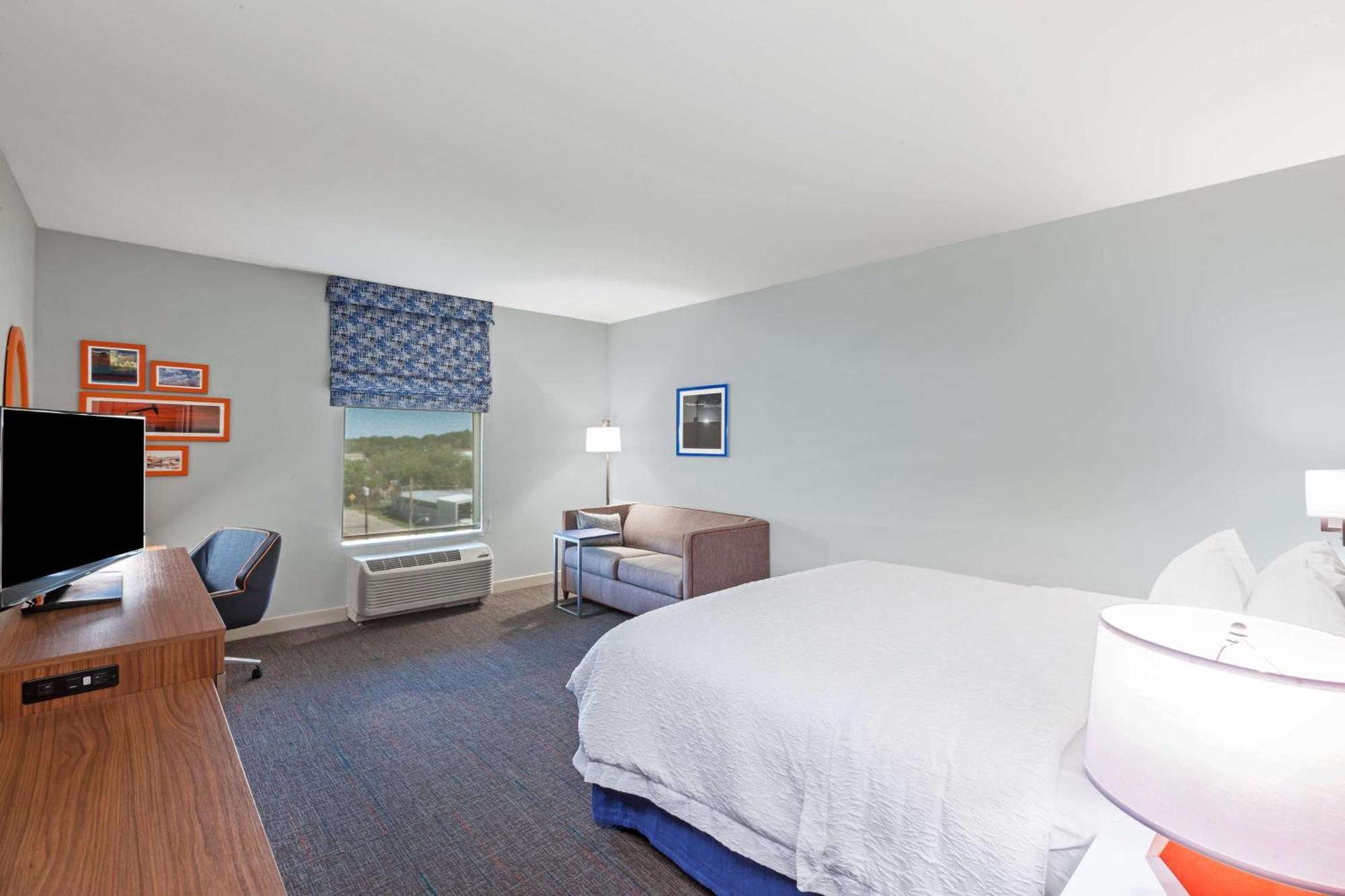 Hampton Inn Озона Екстериор снимка