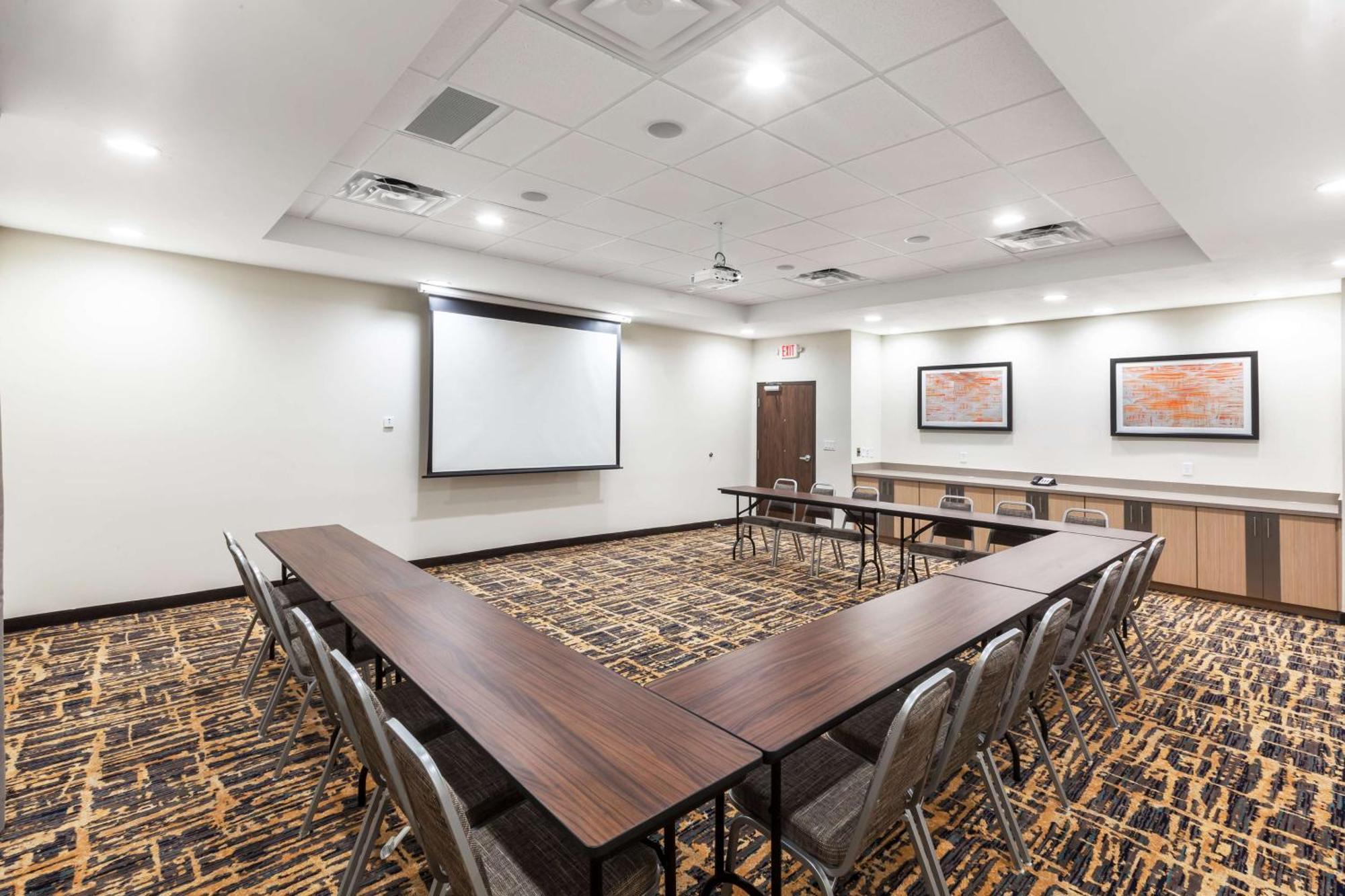 Hampton Inn Озона Екстериор снимка