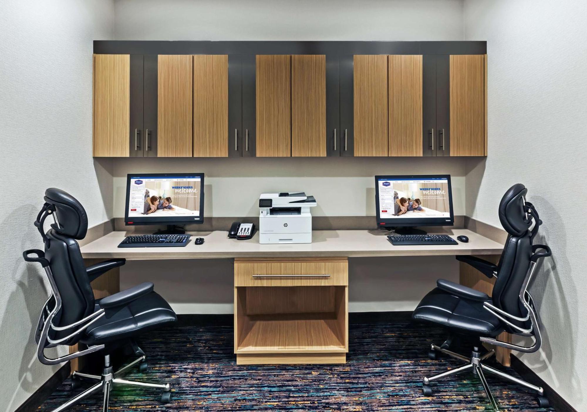 Hampton Inn Озона Екстериор снимка