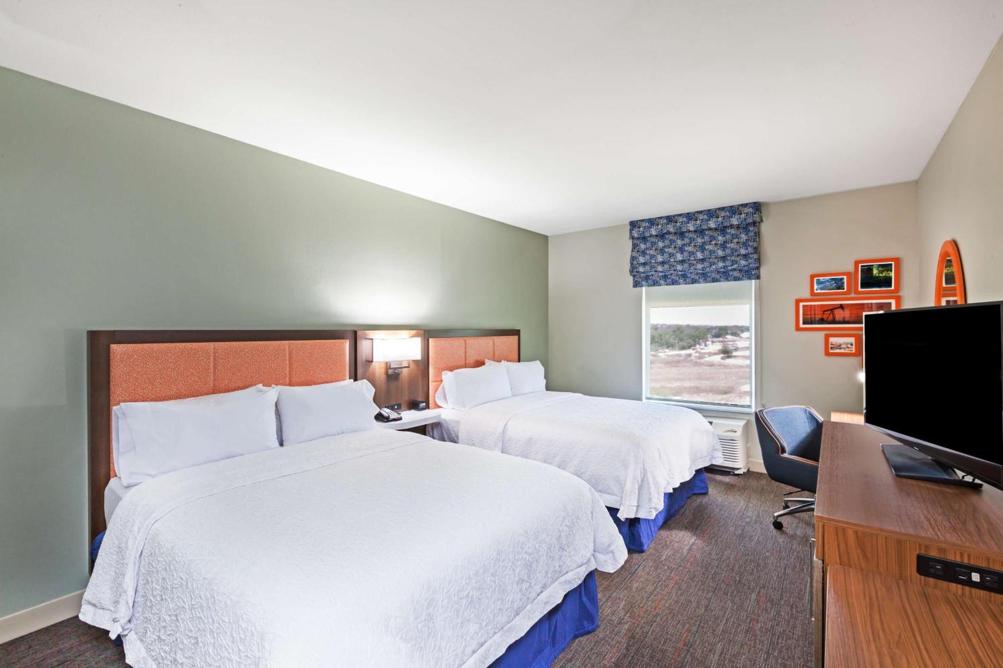 Hampton Inn Озона Екстериор снимка