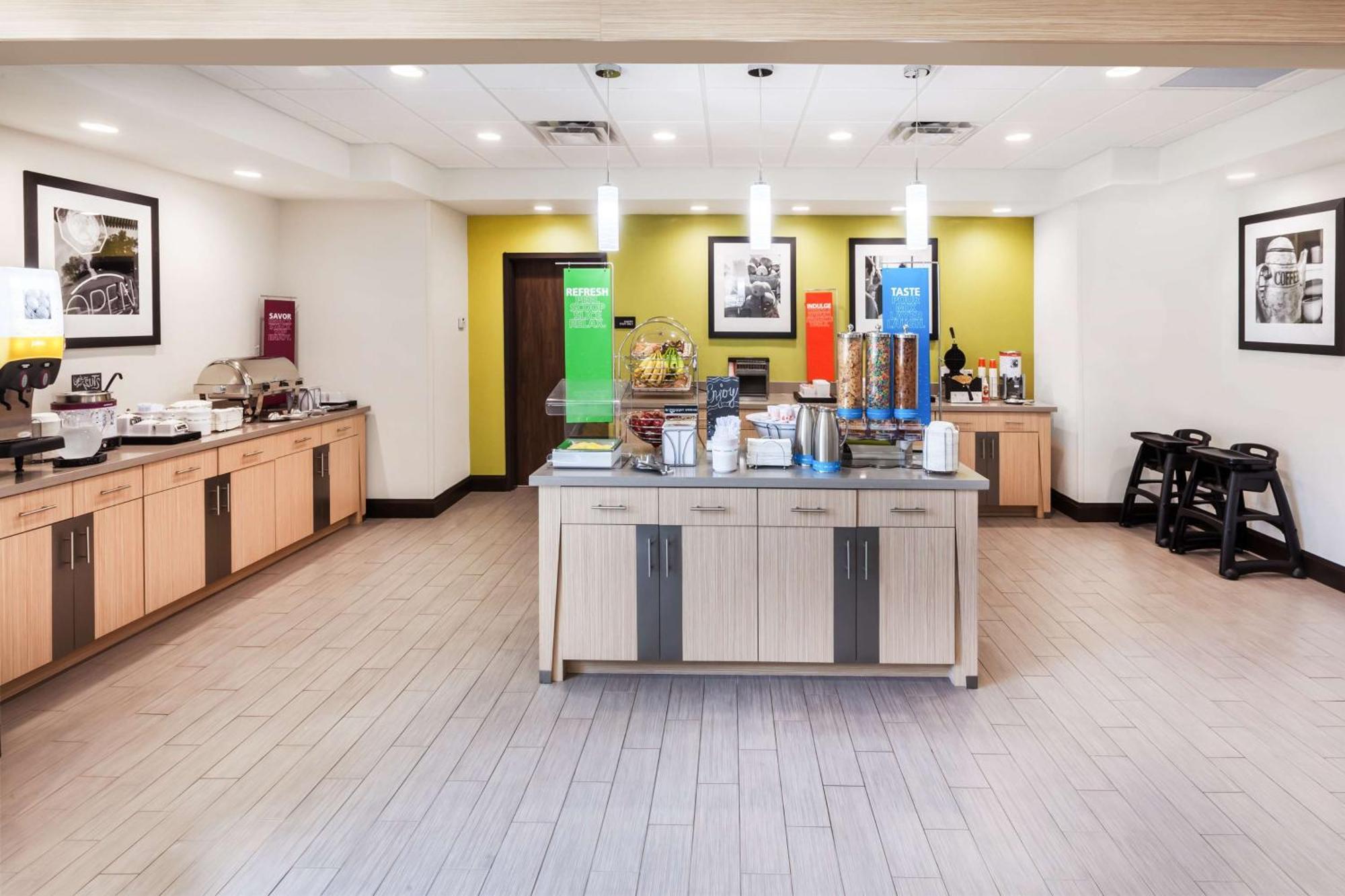 Hampton Inn Озона Екстериор снимка