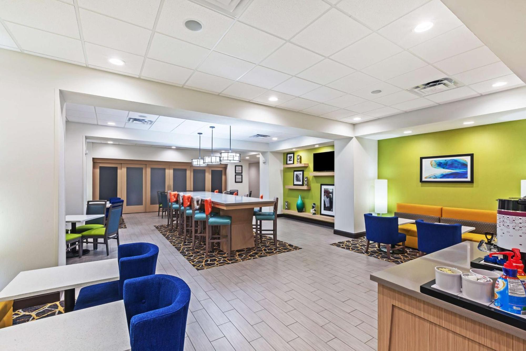Hampton Inn Озона Екстериор снимка
