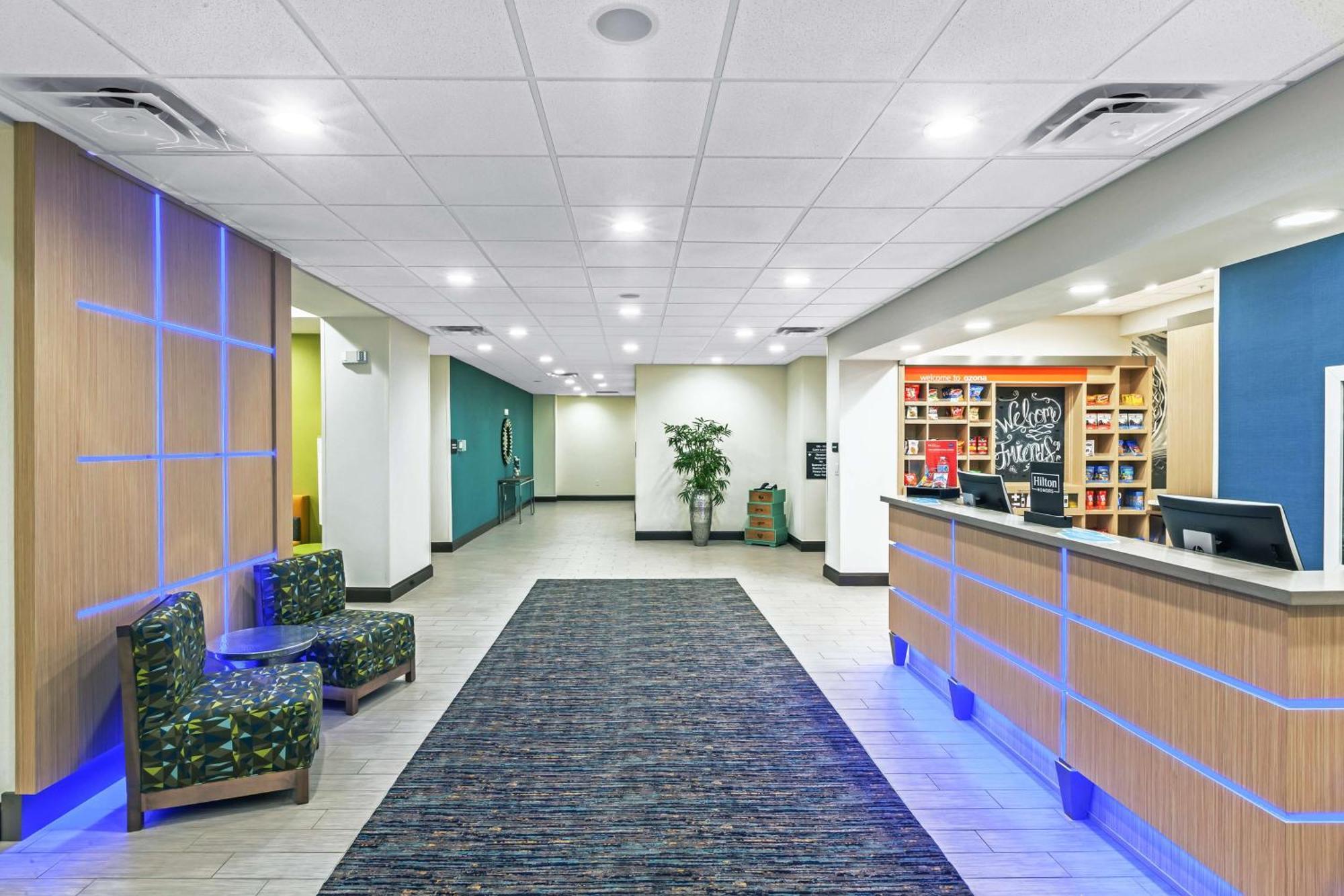 Hampton Inn Озона Екстериор снимка