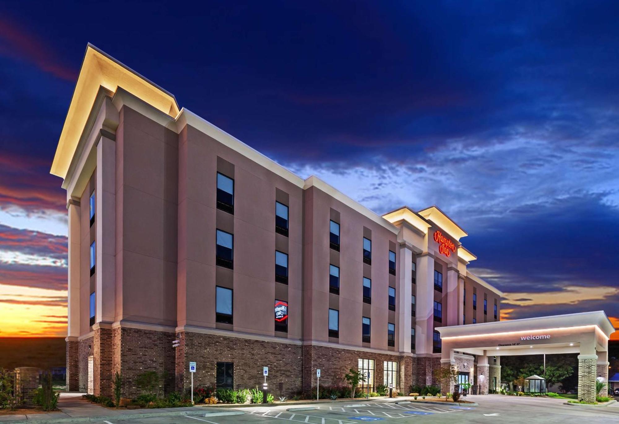Hampton Inn Озона Екстериор снимка