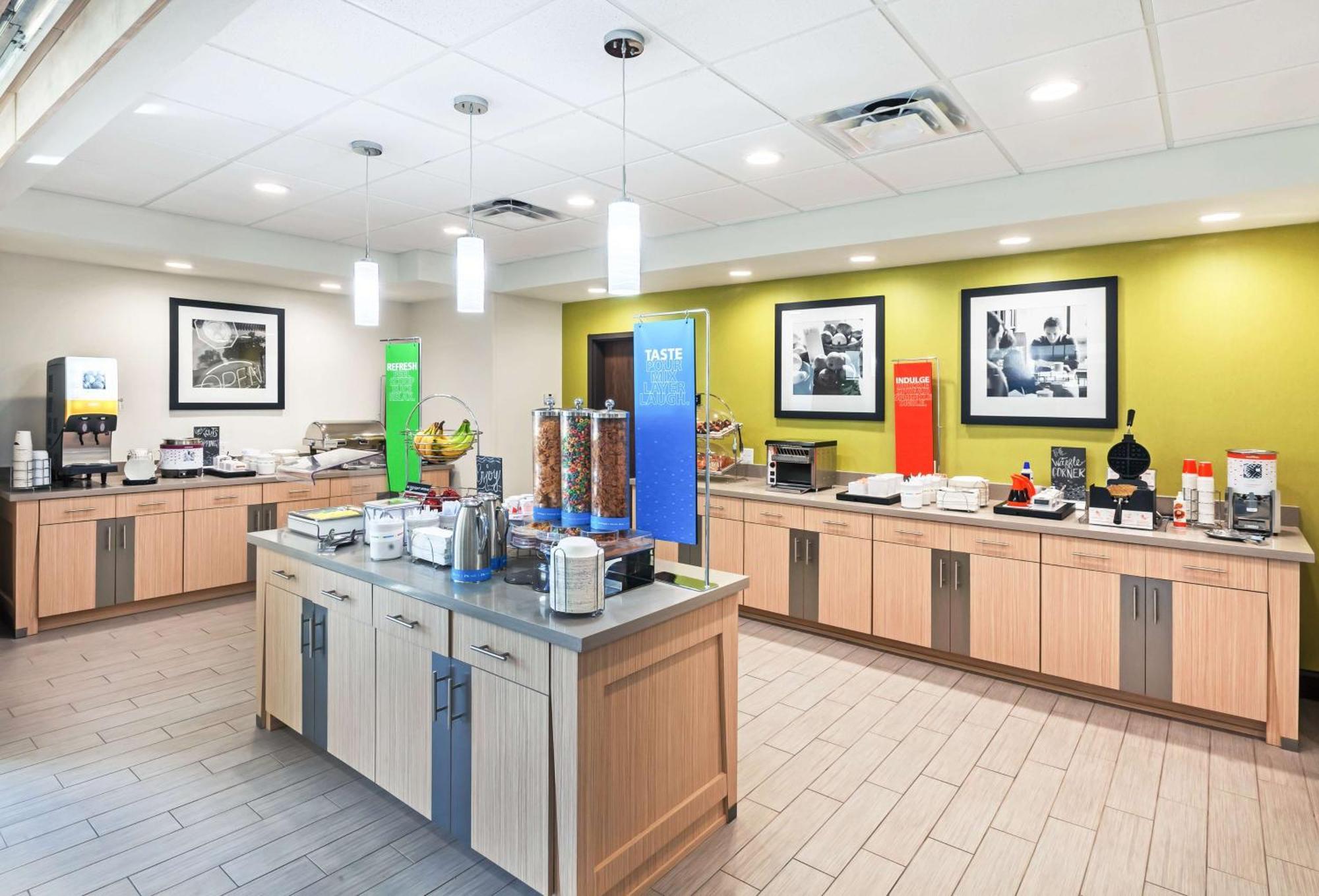 Hampton Inn Озона Екстериор снимка