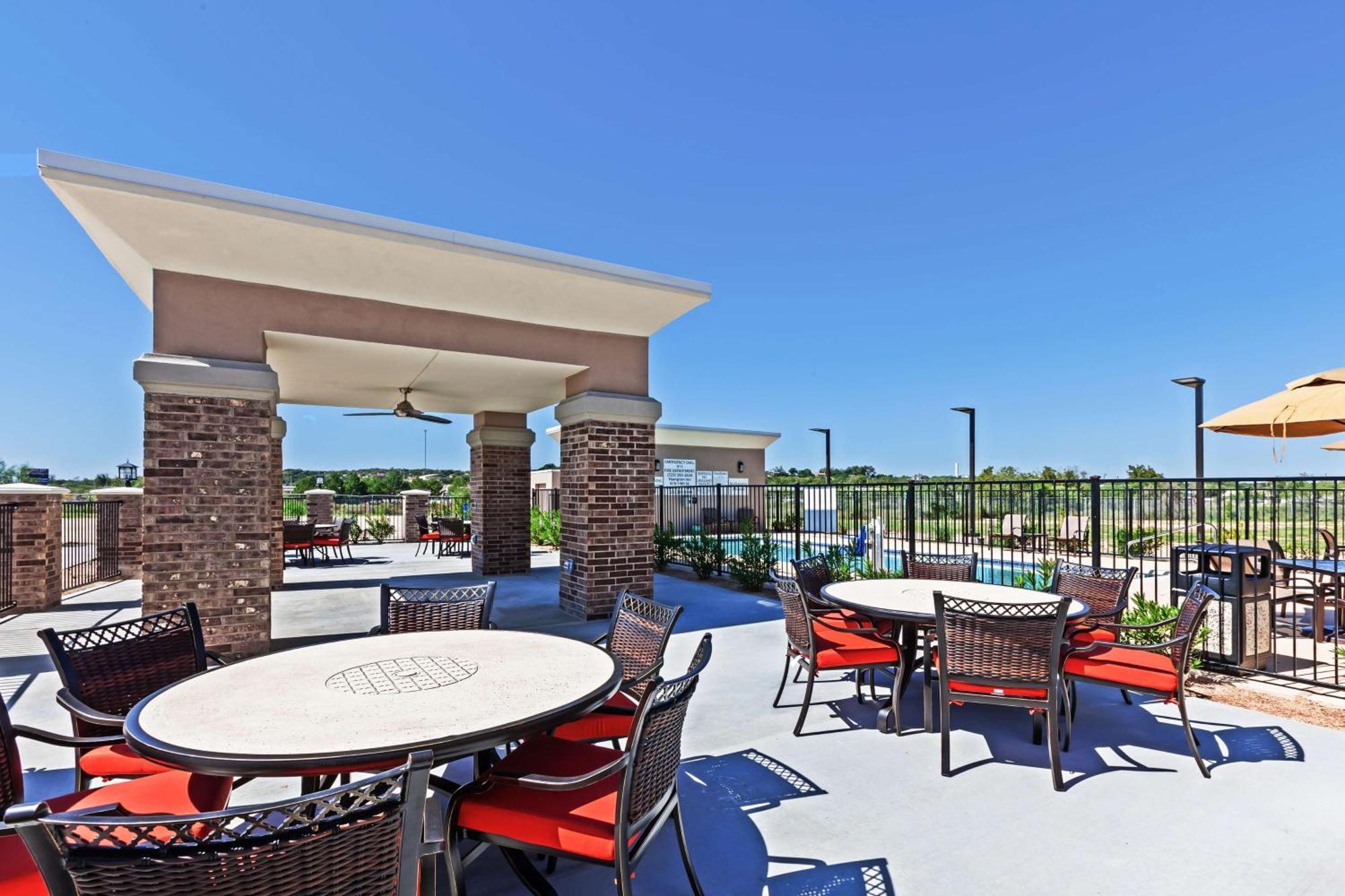 Hampton Inn Озона Екстериор снимка